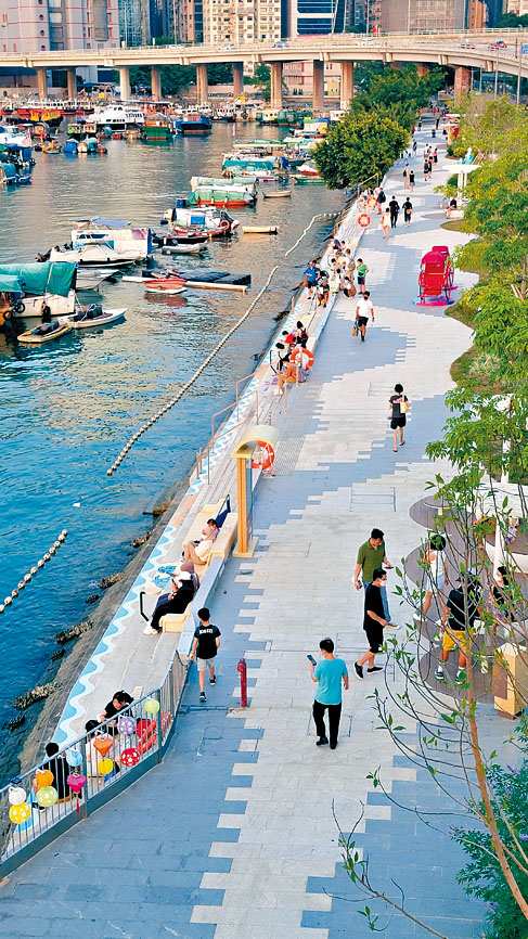 今年九月开放的铜锣湾避风塘，设有九十米长的海岸堤阶，供市民近距离接触维港水体。