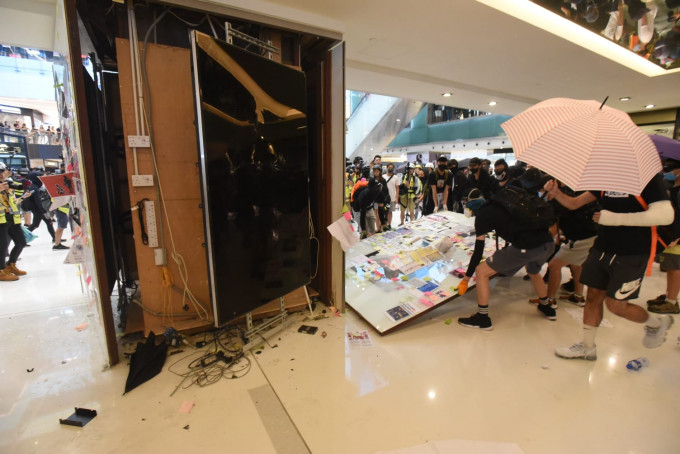 沙田站遭人大肆破壞，毗連的沙田大會堂關閉。