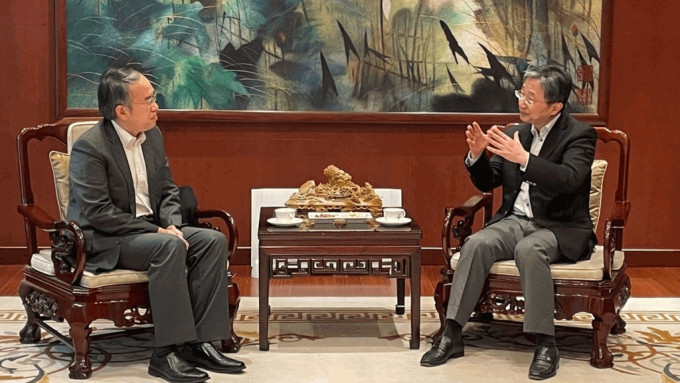 許正宇與中國駐歐盟使團臨時代辦王紅堅（右）會面。財經事務及庫務局FB圖片