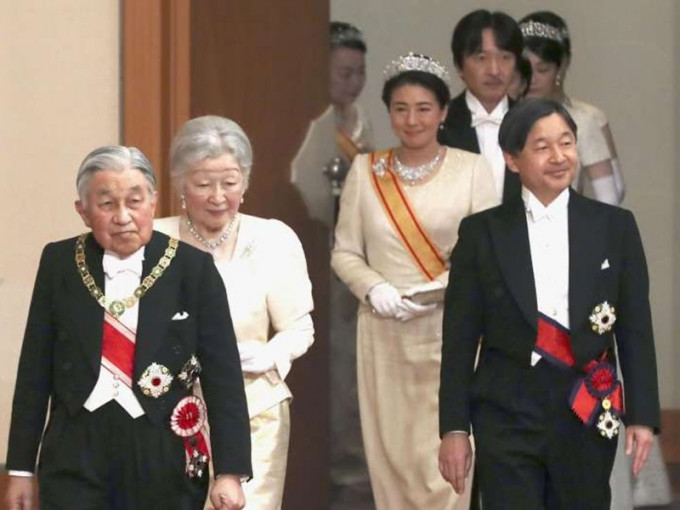 日本皇居新年开放民众贺年，德仁伉俪与明仁伉俪首度在公开场合同场。AP资料图片