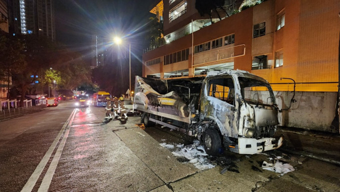 中型貨車嚴重焚毀，消防將火救熄。黎志偉攝