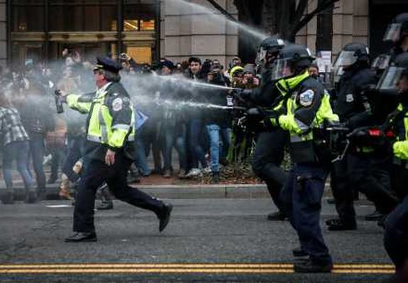 警方施放胡椒喷雾驱散示威者。 AP