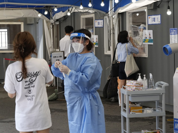 南韩连续20天单日确诊破千。AP图片