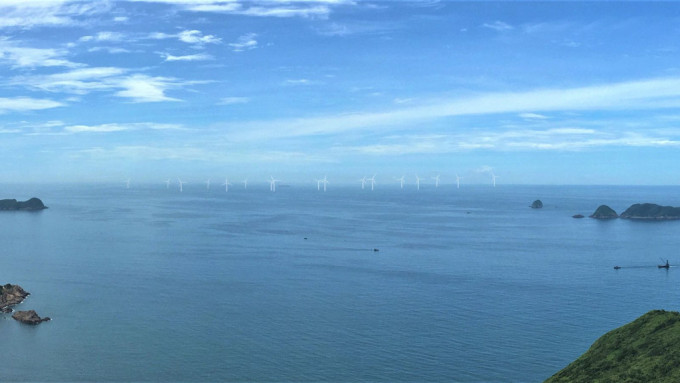 中華電力正積極推展海上風力發電場，圖為從清水灣郊野公園大嶺峒觀景位置遠眺海上風力發電場的示意圖。