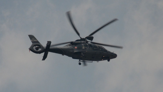 不適人士由政府飛行服務隊直升機送院治理。