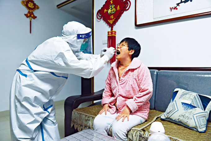 ■安徽检疫人员到民众家中做核酸检测。