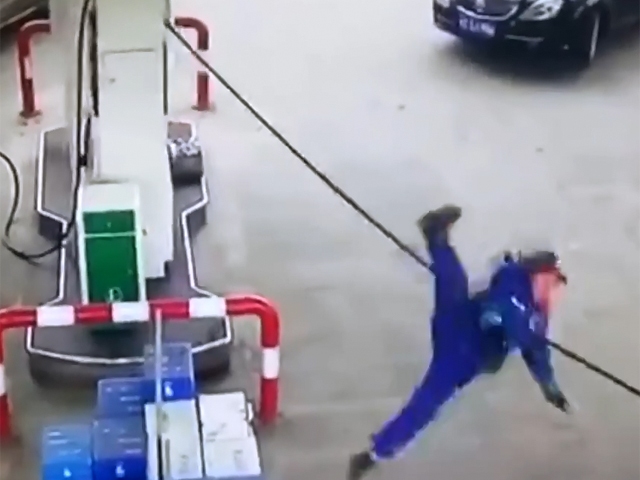 司機開車後，油站職員被油喉伴倒地上，油站的油泵被「連根拔起」。 影片截圖