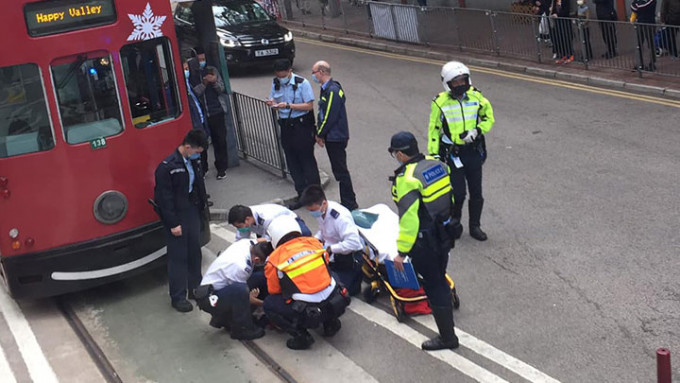 一名63岁女子遭电车撞倒受伤。网上图片