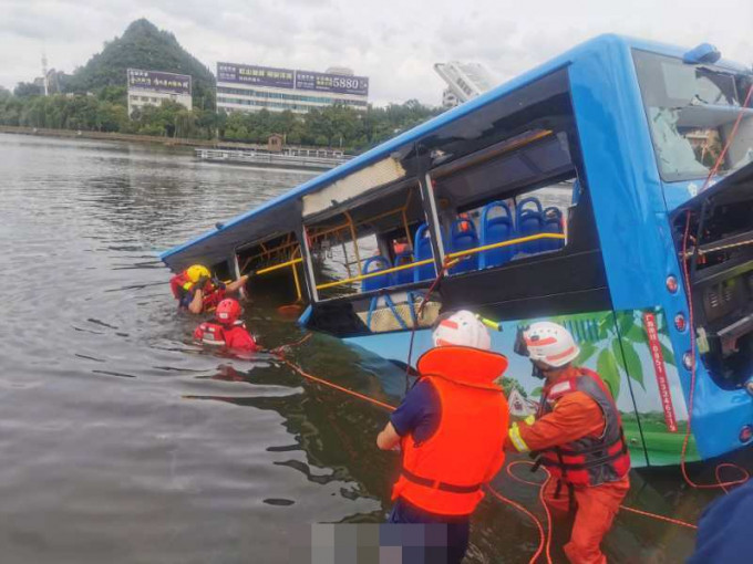 貴州安順一輛載有多名高考生的巴士衝入水庫。
