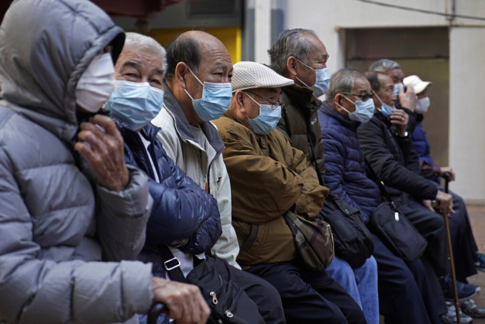疫症爆发，香港市民纷纷戴上口罩防疫。资料图片