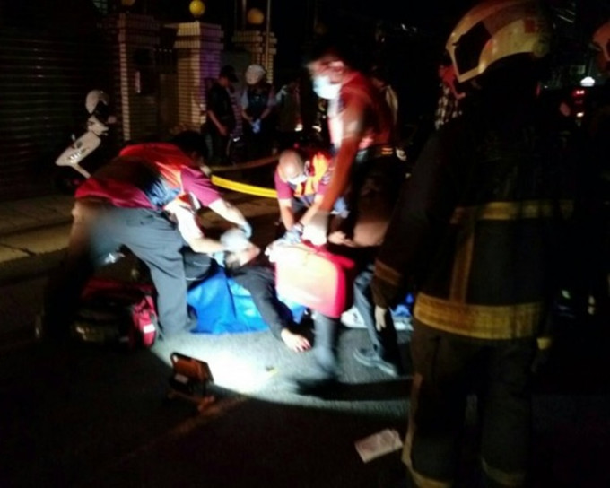救护人员到场即为青年急救但他已无呼吸心跳。图：自由时报