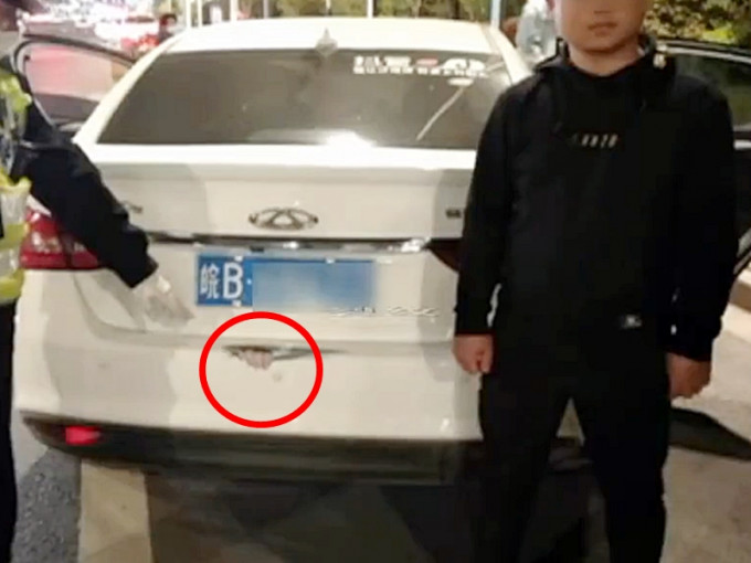 安徽司機驚見前方車尾箱露出求救之手，警方到場後揭發惡搞事件。影片截圖