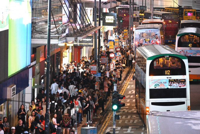 多区路面交通挤塞