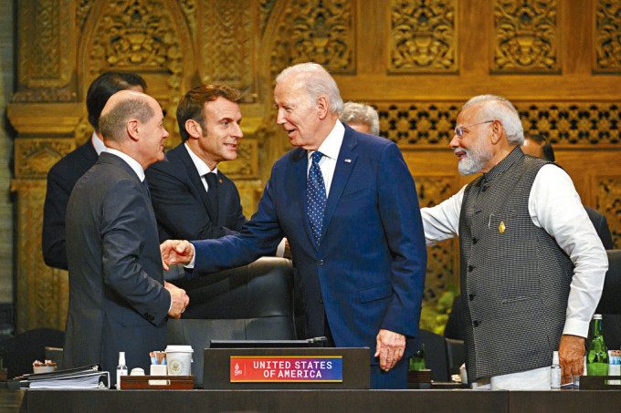 在峇里岛出席G20峰会的(左起)德国总理朔尔茨、法国总统马克龙、美国总统拜登、印度总理莫迪，周二参加食品和能源安全工作会议。