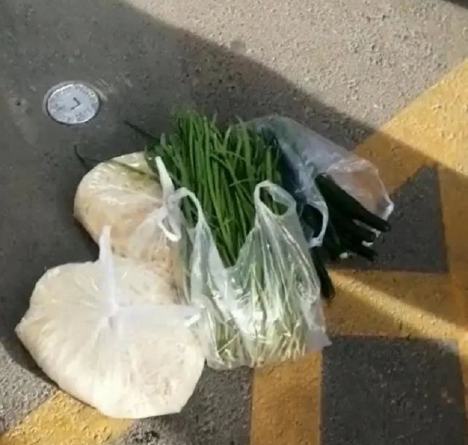 石家莊一個商家4袋菜品賣105元被指哄抬價格。網上圖片