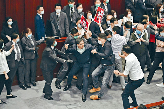 ■建制與泛民兩派議員爭奪主席台時，何君堯與尹兆堅發生肢體衝突。