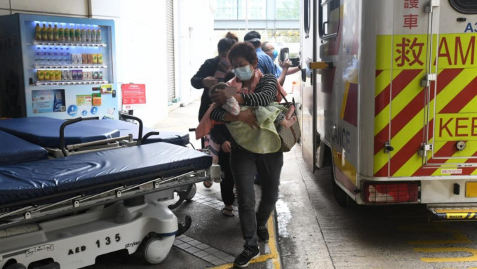 女婴由家人手抱送院。