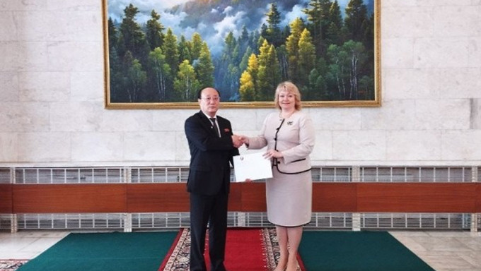 北韩驻俄罗斯大使申洪哲向马克耶娃（右）递交文件。