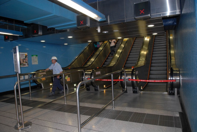 港鐵美孚站一條扶手電梯發生意外。資料圖片