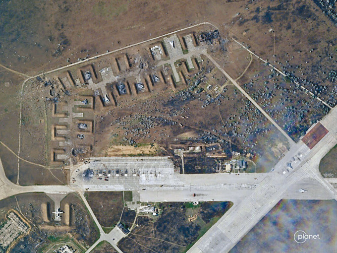 衞星圖片顯示，克里米亞俄羅斯薩基空軍基地周二發生大爆炸後，多架戰機被摧毀。