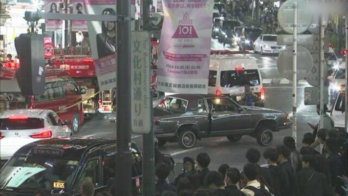 涩谷十字路口车撞人群酿7伤，司机当场被捕。 NHK截图