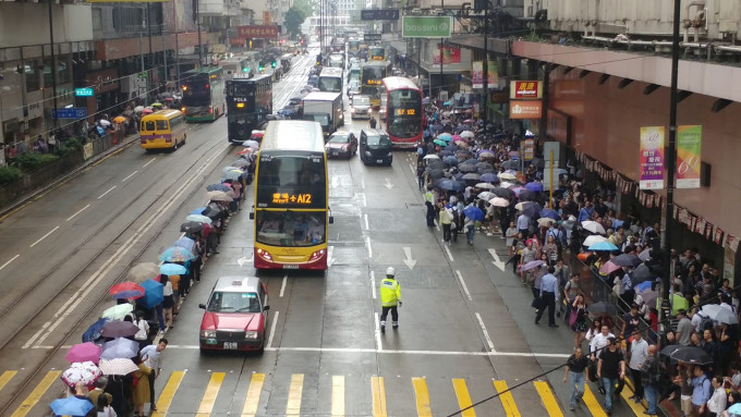 電車站和巴士站出現長長人龍。  香港突發事故報料區FB/網民Vendo Chow‎圖。