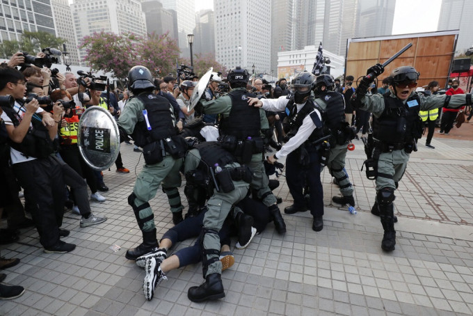昨日中环集会演变成冲突。AP图片