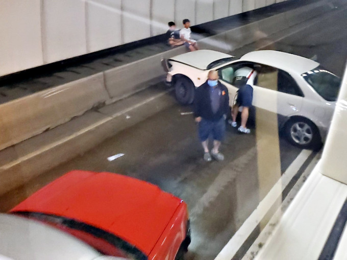 大欖隧道白色私家車撞向路壆。FB專頁ATENVIRO圖片