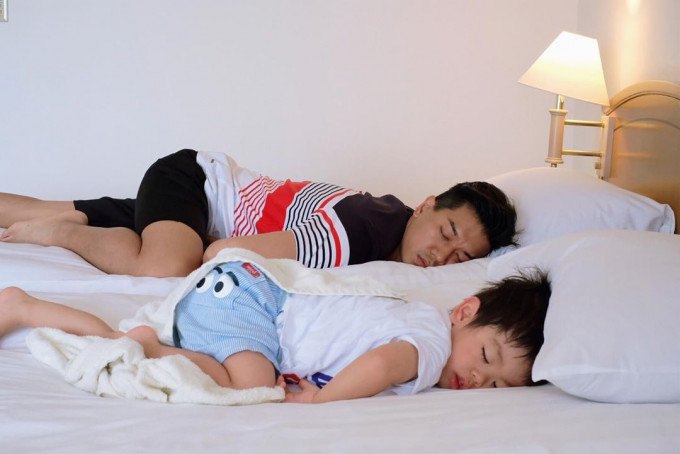 兩父子一模一樣的睡姿。  黎諾懿IG圖片