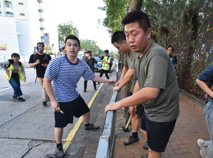 解放军驻港部队人员日前在九龙塘协助清理路障。资料图片