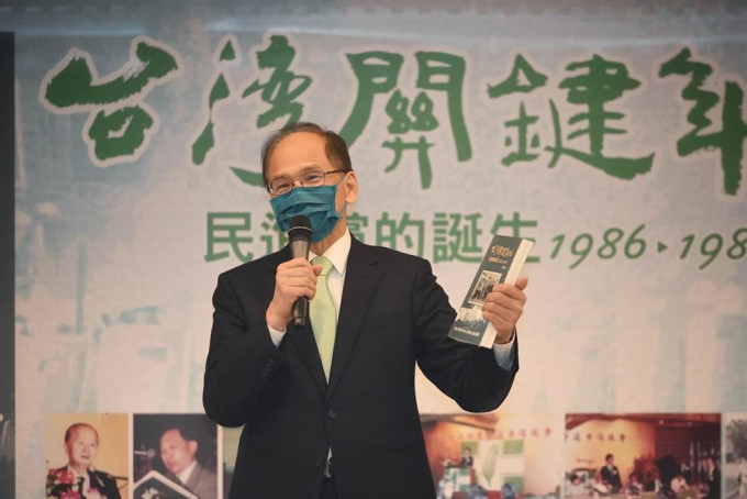 游锡堃说台湾的民主不是天上掉下来。网上图片