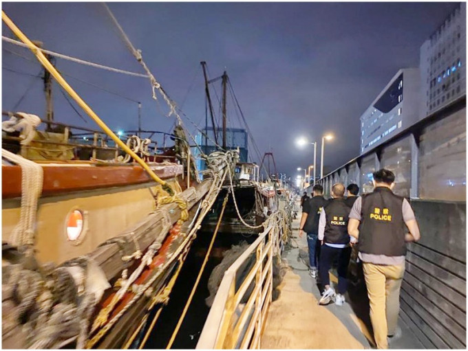 警方突击搜查共18个码头，以打击与黑帮有关的走私活动。「香港警察」fb图片