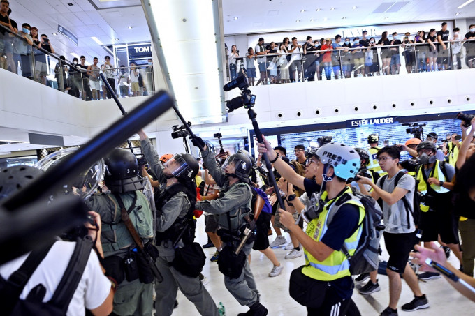 记协强烈谴责警方针对记者的敌意阻挠。 资料图片