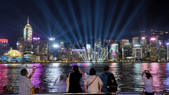 为庆祝香港特别行政区成立25周年，香港旅游发展局特别呈献「维港光影汇演」。