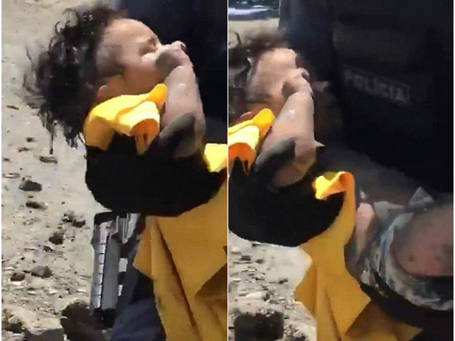 女嬰在泥濘中掙扎，兩名警員及時將她救起，送院救治。 網圖