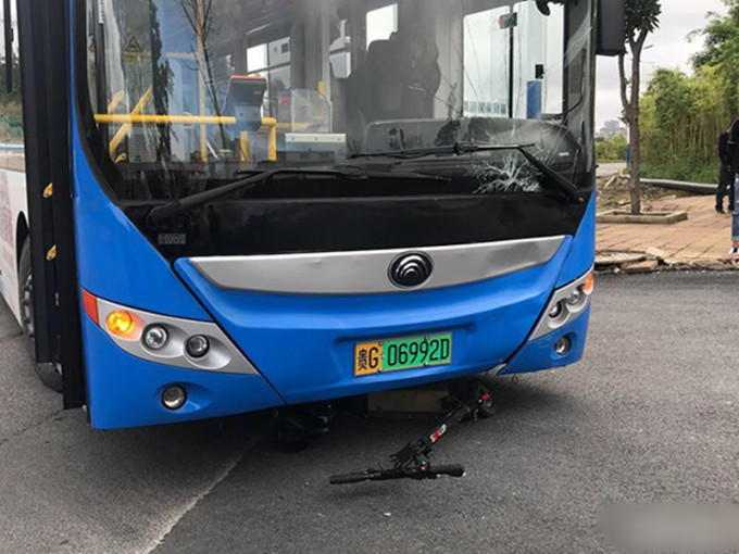 貴州安順市宋旗車站，一輛巴士撞上一輛電動單車，單車男當場死亡。 網圖