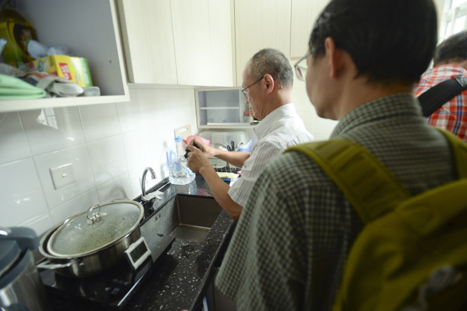 水务署人员再到葵翠邨抽取6小时静水样本化验。资料图片