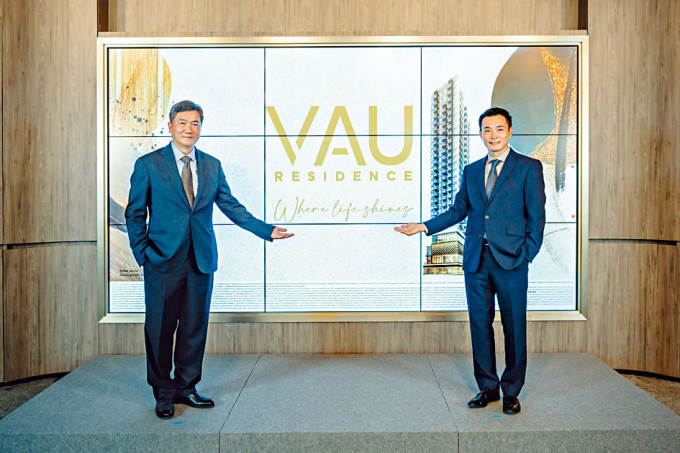 萬科周銘禧（右）表示，VAU Residence最快下月上旬推售。旁為鮑錦洲。