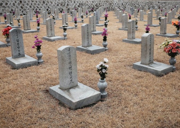 南韩一妇人拟将父亲迁葬，期间挖错他人坟墓后烧尸了事，被判缓刑。Unsplash示意图，与事件无关