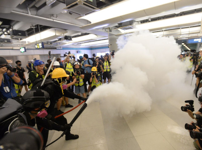 示威者周三晚上在西铁元朗站内多次喷灭火筒。资料图片