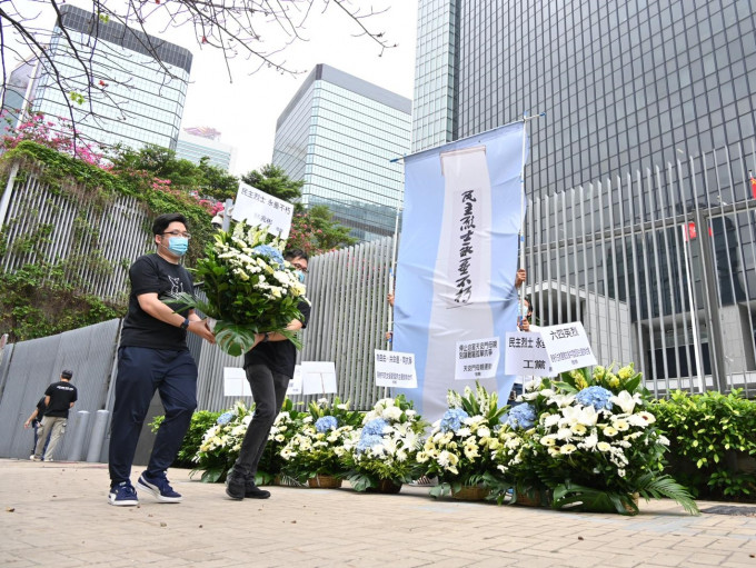 支聯會於政府總部外獻花，悼念六四事件的死難者。