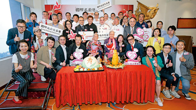 「国际名厨慈善宴」与中华厨艺学院上周五举行「千岁预宴」， 与义务工作发展局旗下西园长者中心年过百岁的人瑞及近四十位高龄长者提早庆祝母亲节。