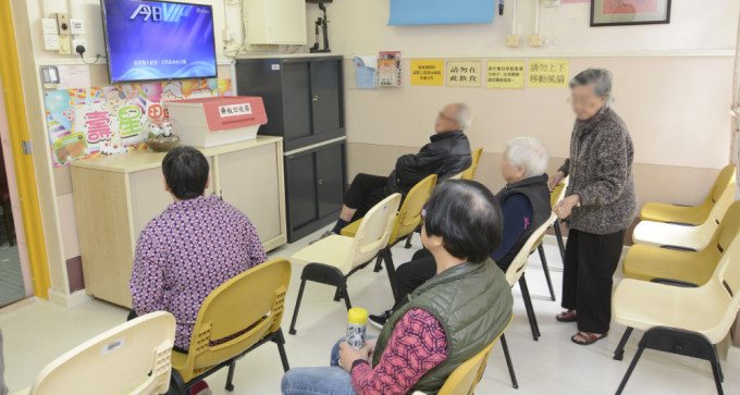 刘宇隆提出染疫长者可以在退烧后一个月接种疫苗。（资料图片）