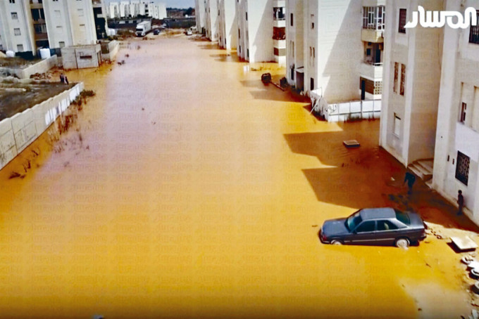 利比利东南部阿马吉市的街道被洪水淹没。