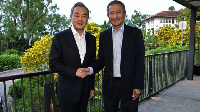 外交部长王毅周四抵达新加坡进行访问，并与新加坡外交部长维文共进晚餐。（外交部微博）
