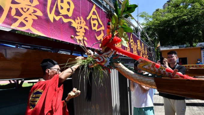 合和龙花费逾30万元制作龙舟参赛，今日举行开光仪式。禇乐琪摄