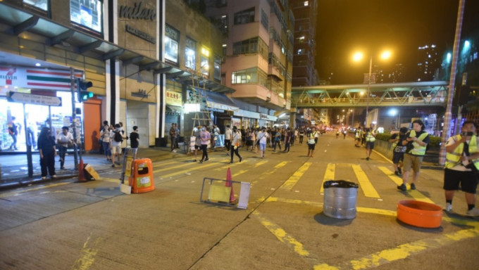 深水埗警署對出欽州街一帶當晚有示威者堵路。資料圖片