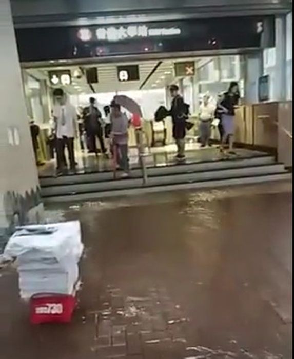 香港大学港铁出口水浸。图:突发事故报料区