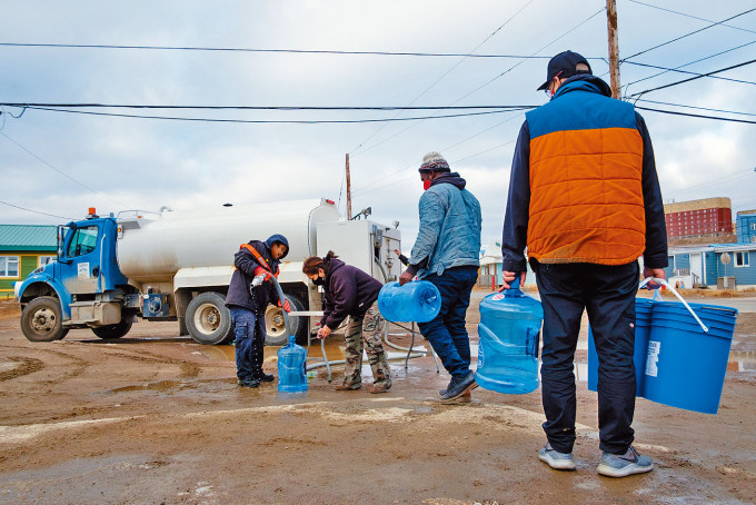 ■伊格魯特居民排隊領取清潔食水。