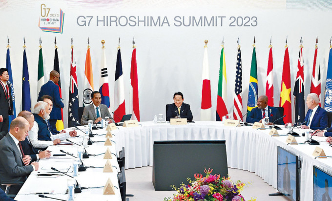 美国总统拜登出席G7峰会，与日本首相及印尼总统会面。